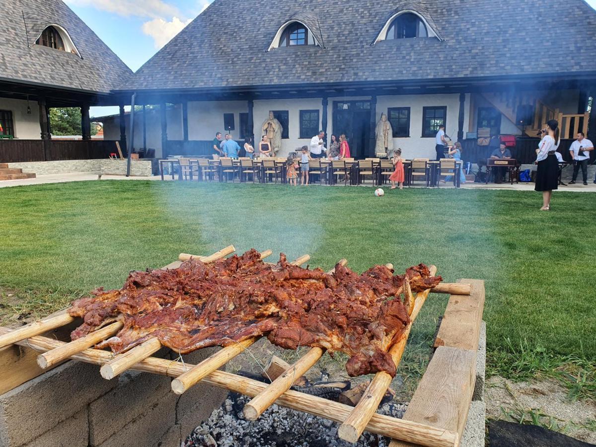 Ograda Bunicilor Villa Baia de Fier Kültér fotó